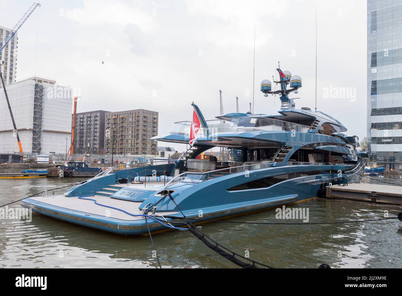 Vista generale di Phi, un superyacht di proprietà dell'imprenditore russo Vitaly Vasilievich Kochetkov, fondatore della rete Motiv Telcom. È ormeggiata e impunita Foto Stock