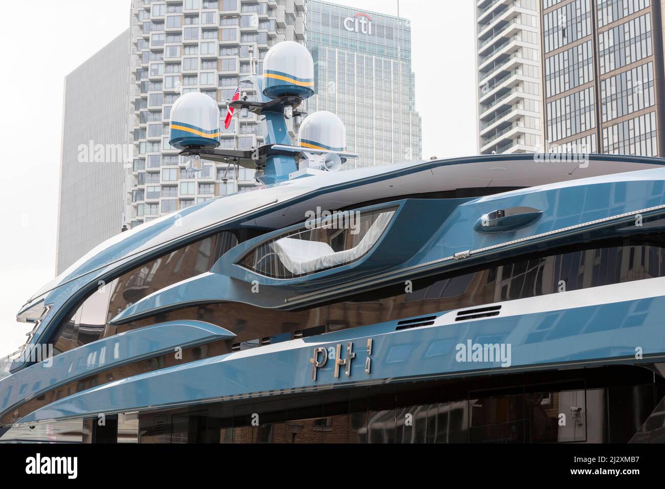 Vista generale di Phi, un superyacht di proprietà dell'imprenditore russo Vitaly Vasilievich Kochetkov, fondatore della rete Motiv Telcom. È ormeggiata e impunita Foto Stock