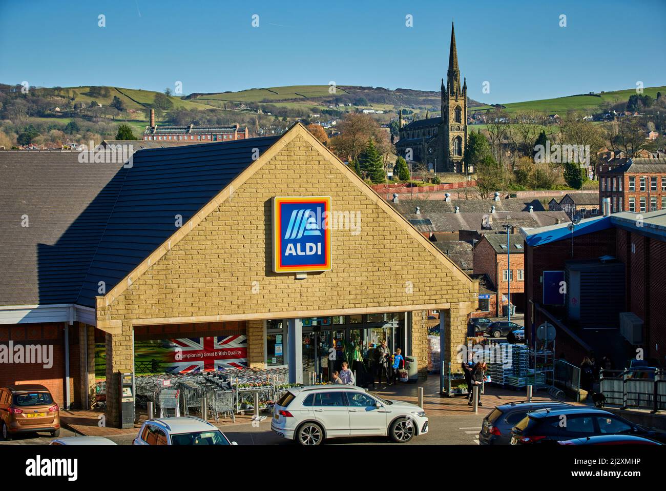 Chiesa di San Paolo di Macclesfield e le colline circostanti, con il negozio ALDI nel centro della città Foto Stock