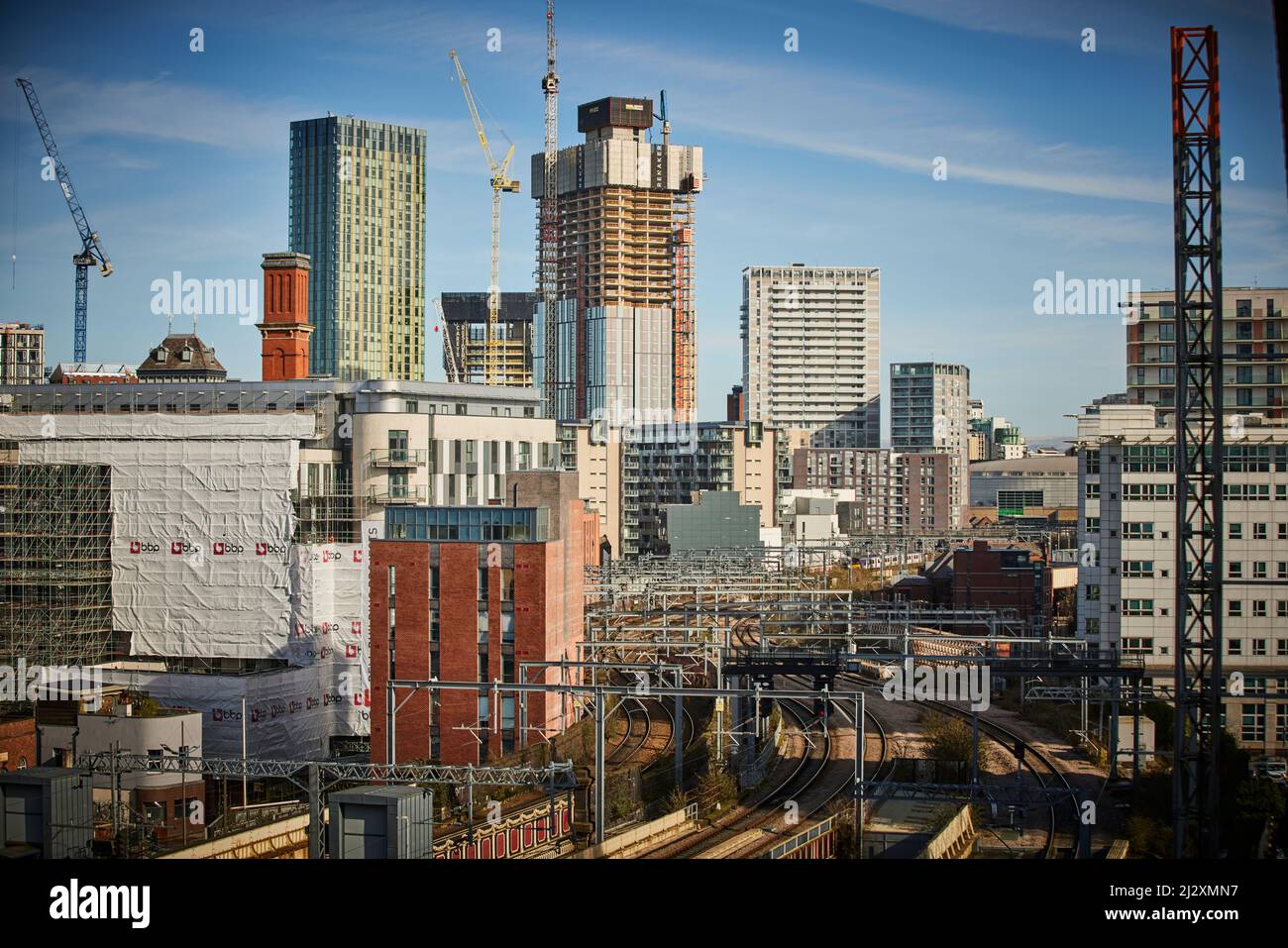 Il confine di Manchester Salford con una nuova costruzione piatta sullo skyline di Salford Foto Stock