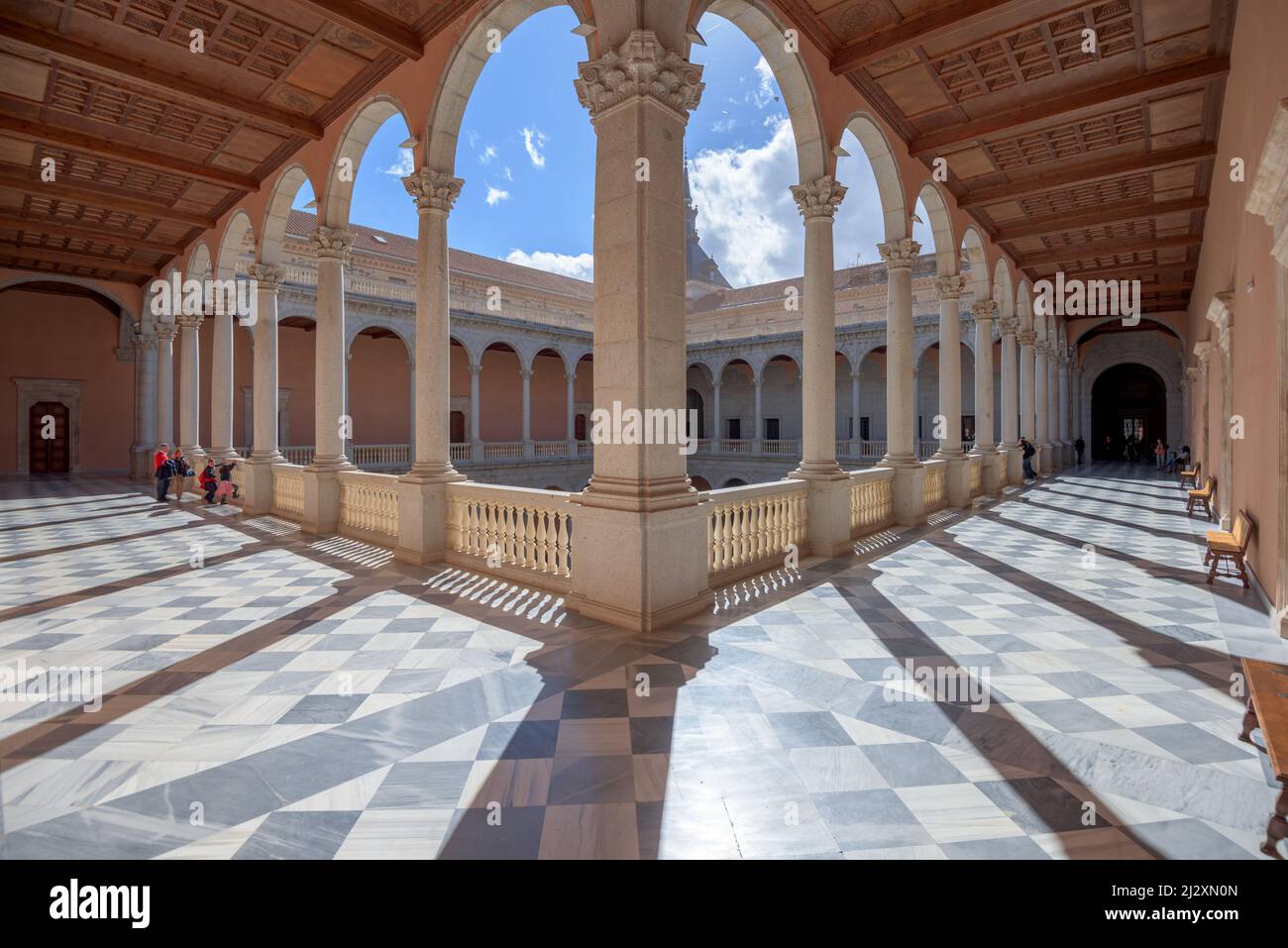 TOLEDO, SPAGNA - 11 NOVEMBRE 2014: Alcazar di Toledo, Spagna nel cortile interno. Un tempo usato come palazzo romano, gli spagnoli ricostruirono l'Alcazar in Foto Stock
