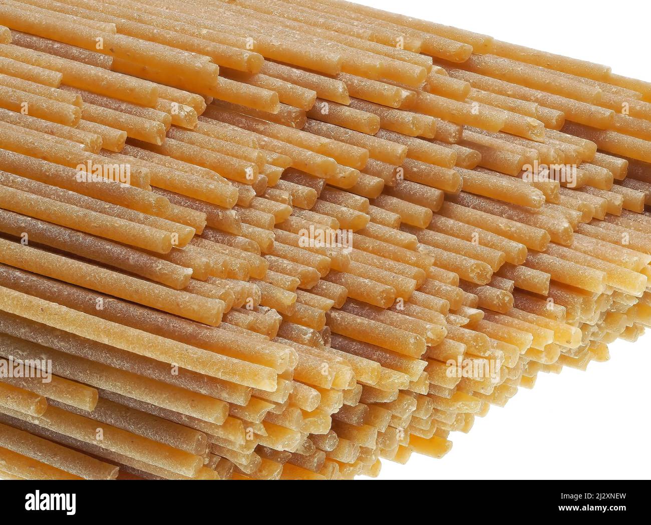 Tutto il frumento spaghetti su sfondo bianco Foto Stock