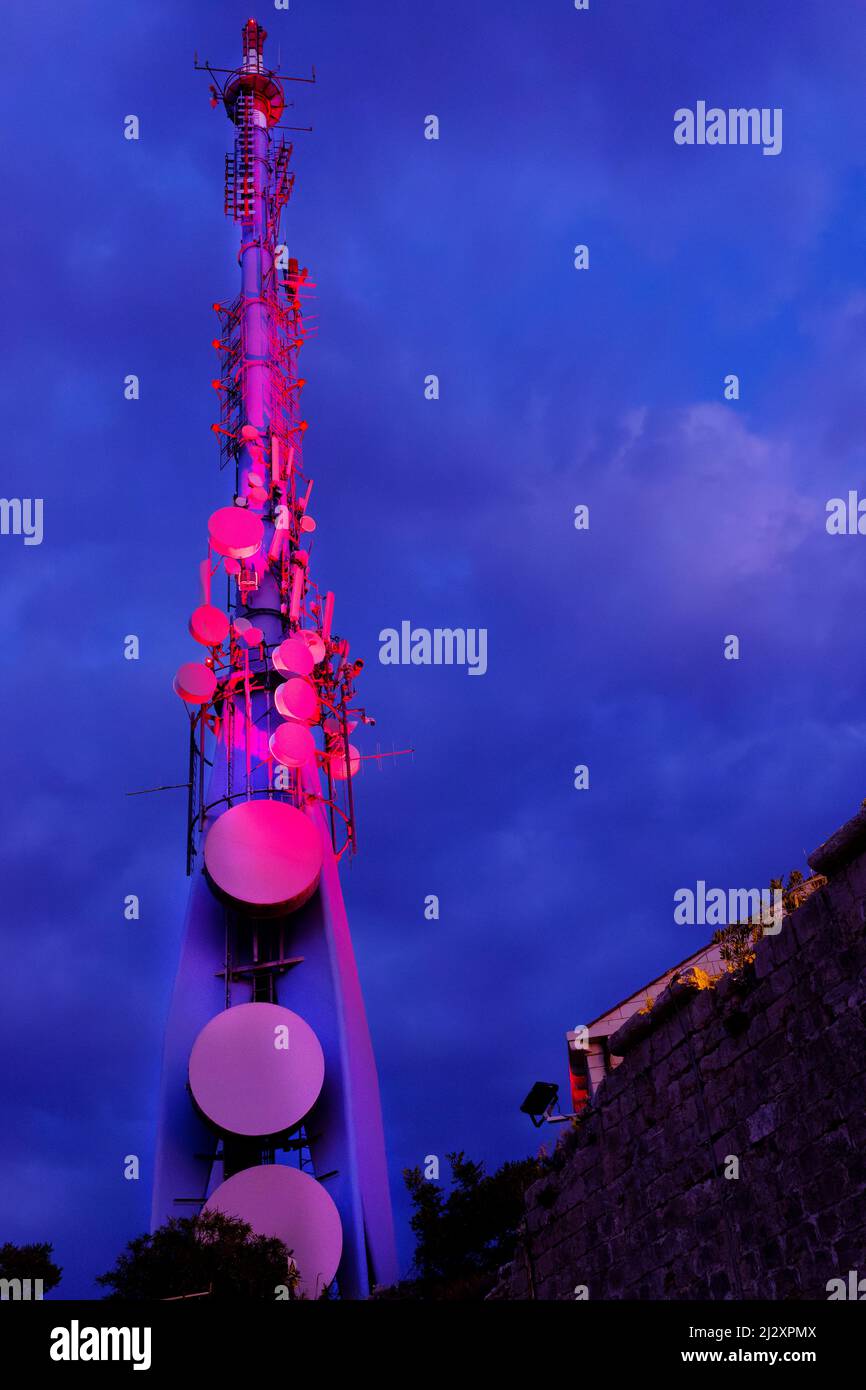 Una televisione radio, albero satellitare in cima al monte SRD dubrovnik, Croazia. Il montante è posizionato in un punto alto per garantire la massima copertura Foto Stock