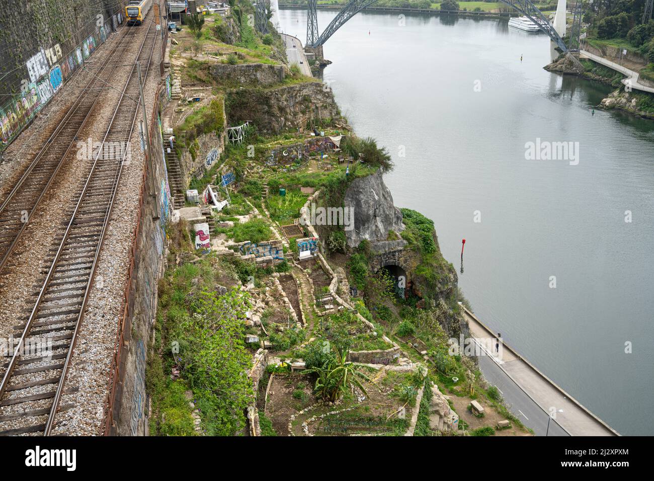 Porto, Portogallo. Marzo 2022. Gli orti si arroccarono sulle rive del fiume Douro nel centro della città Foto Stock