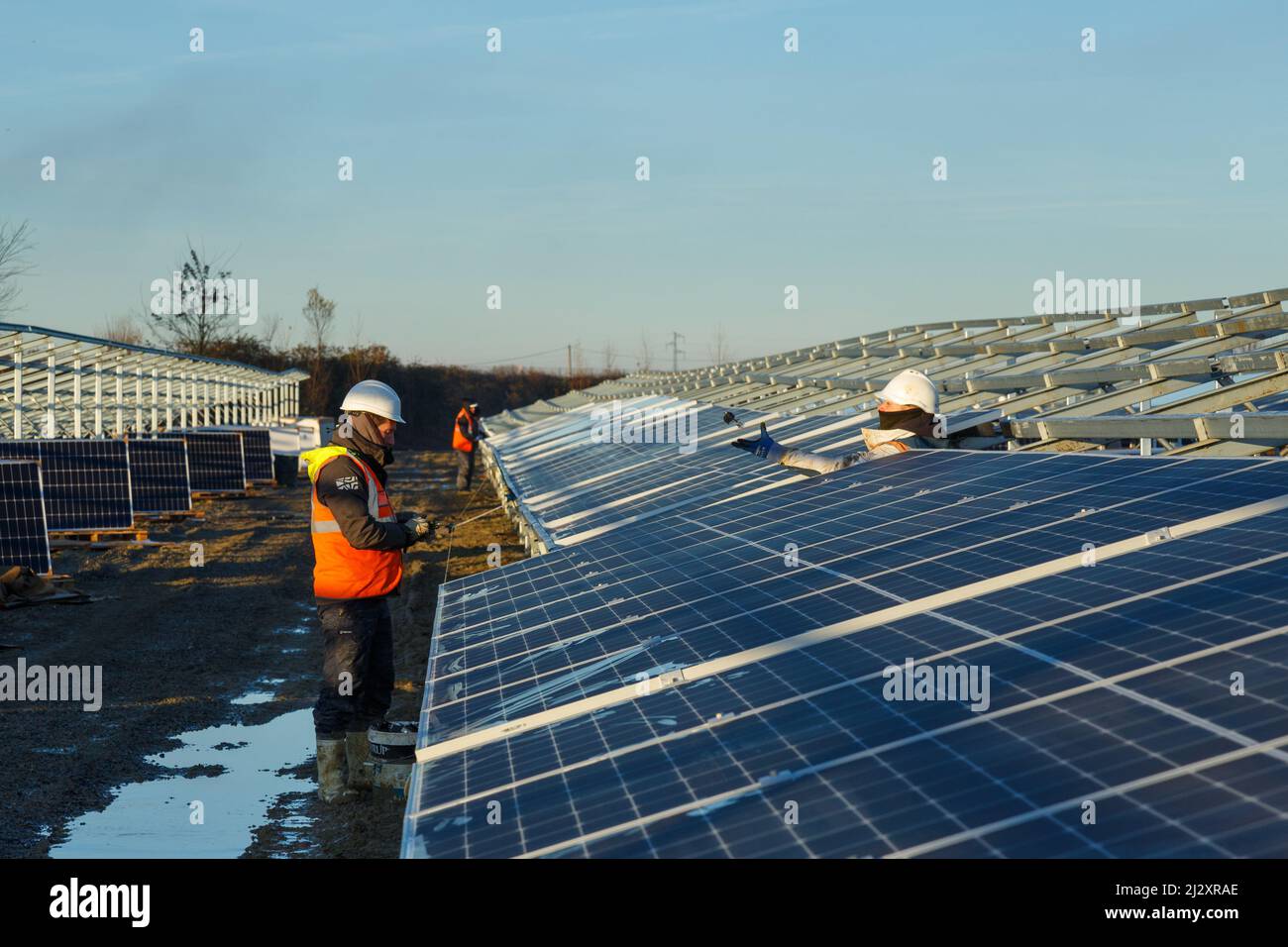 Installazione di una centrale solare fotovoltaica a Lafitte-Vigordane (Francia sud-occidentale) il 13 dicembre 2021 Foto Stock