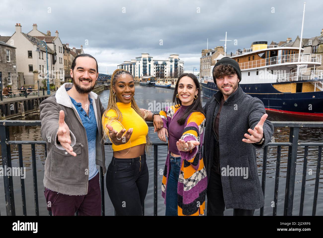 Leith, Edimburgo, Scozia, Regno Unito, 04 aprile 2022. Sunshine on Leith: I membri del cast di una nuova coproduzione King’s Theatre e Pitlochry Festival Theatre cercano ispirazione visitando The Shore. Sarà lo spettacolo finale della stagione teatrale del Re prima che si concluda per una trasformazione di £25m Capital Redevelopment e contiene canzoni della band Leith-Born The Proclaimers. Il cast include (da L a R) Connor Going, Rhiane Drummond, Blythe Jandoo e Keith Jack Foto Stock