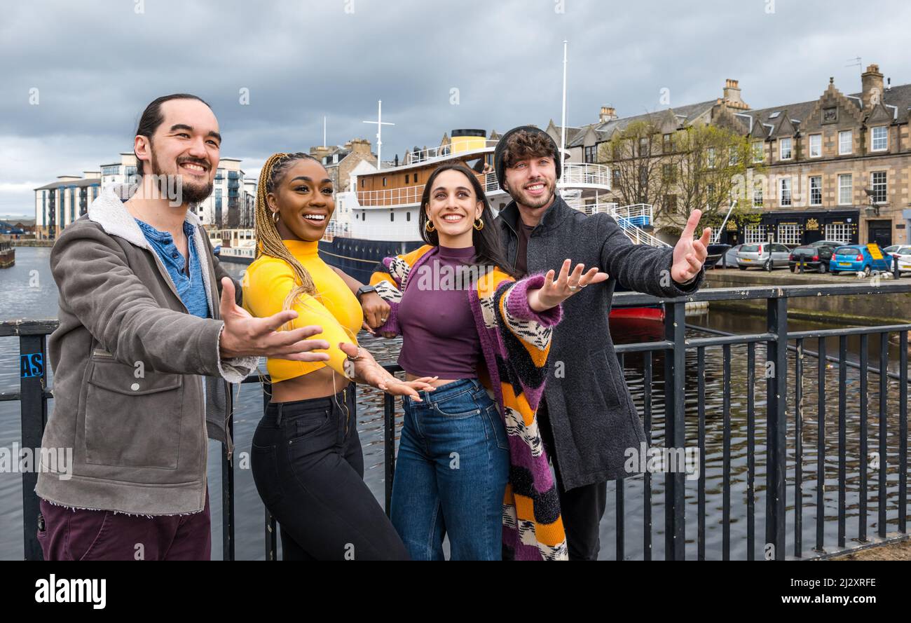 Leith, Edimburgo, Scozia, Regno Unito, 04 aprile 2022. Sunshine on Leith: I membri del cast di una nuova coproduzione King’s Theatre e Pitlochry Festival Theatre cercano ispirazione visitando The Shore. Sarà lo spettacolo finale della stagione teatrale del Re prima che si concluda per una trasformazione di £25m Capital Redevelopment e contiene canzoni della band Leith-Born The Proclaimers. Il cast include (da L a R) Connor Going, Rhiane Drummond, Blythe Jandoo e Keith Jack Foto Stock