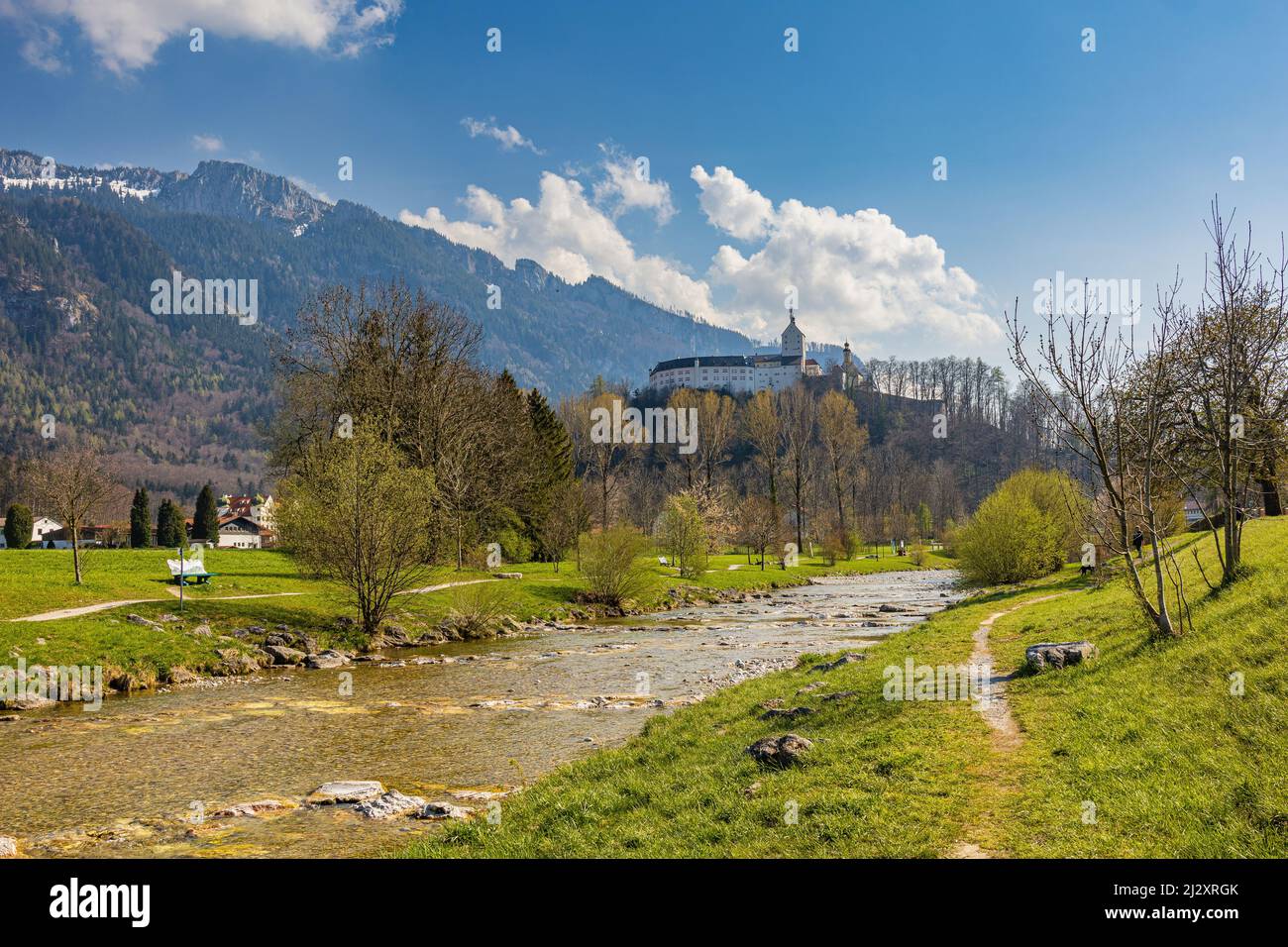 Castello di Hohenauschau, fiume Prien in primo piano. In primavera, Chiemgau, alta Baviera, Baviera, Germania Foto Stock