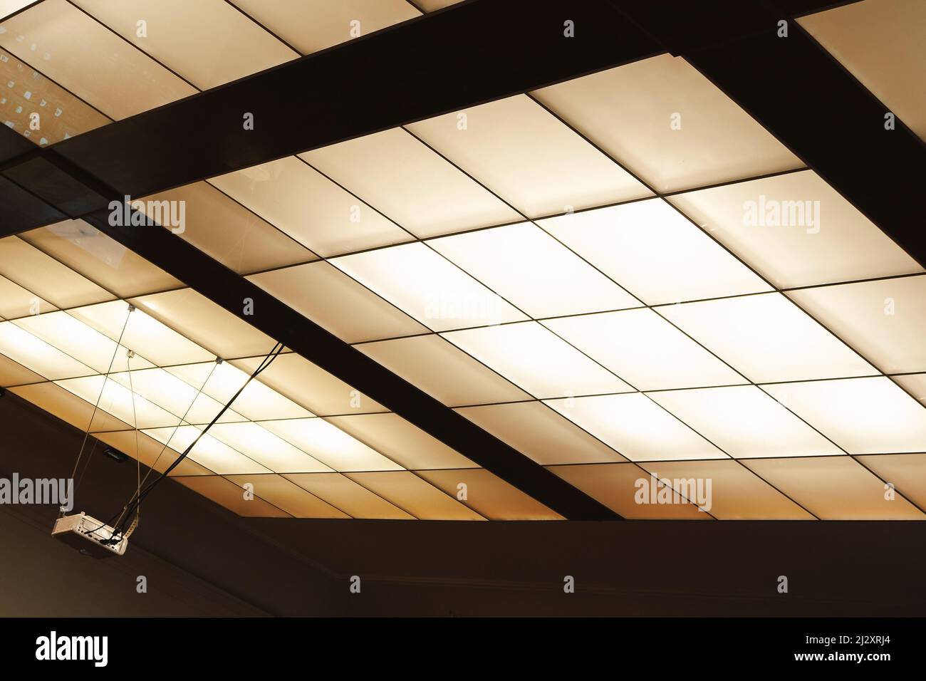 Moderna illuminazione a soffitto della sala conferenze con videoproiettore in una parte. Foto Stock