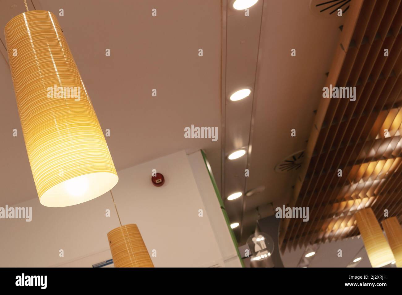 Moderna illuminazione a soffitto, dettagli di lampade e costruzioni in legno. Foto Stock