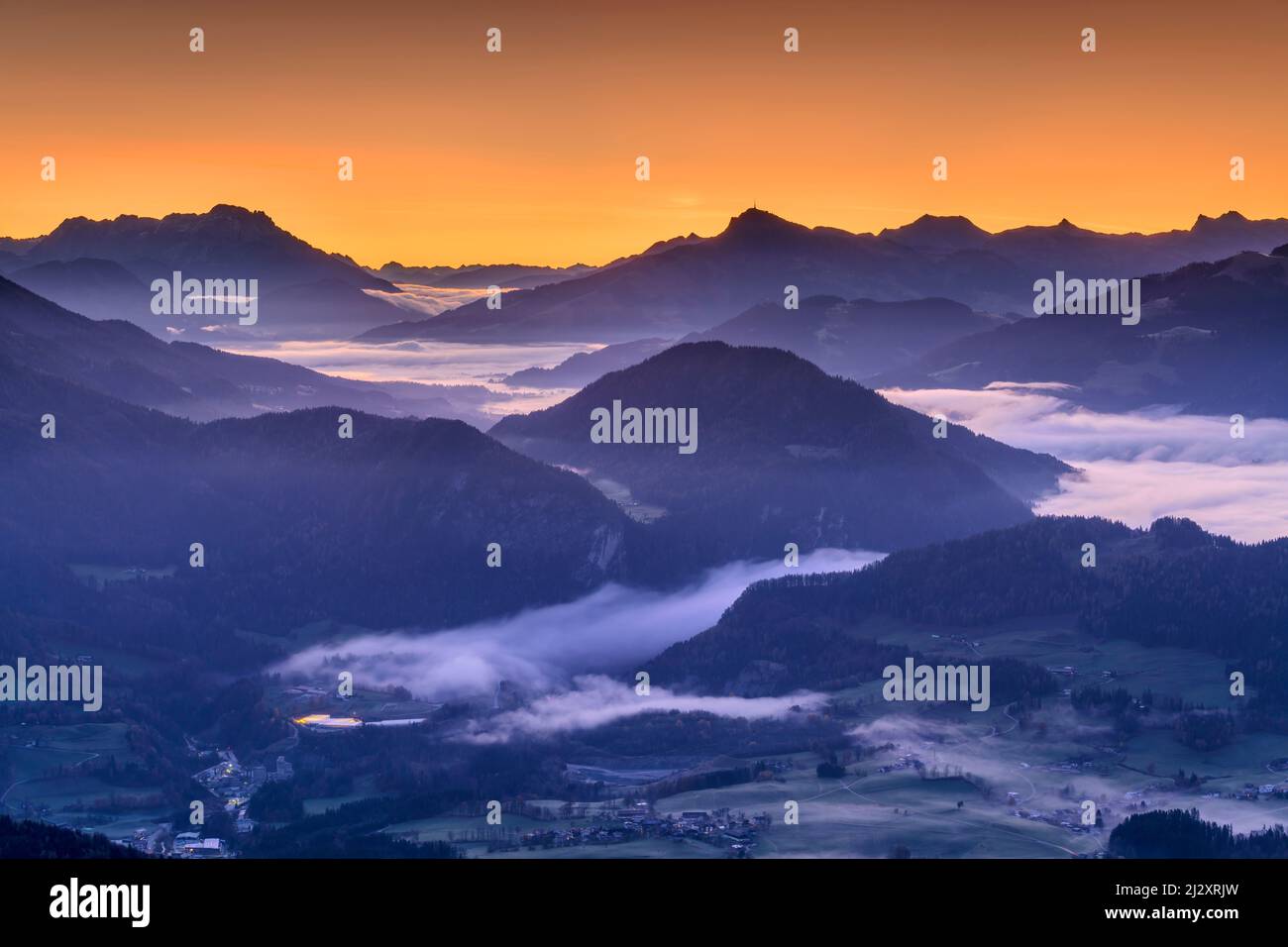 Mood mattutino con nebbia autunnale della valle, da Pendling, Alpi Brandenberger, Alpi bavaresi, Tirolo, Austria Foto Stock