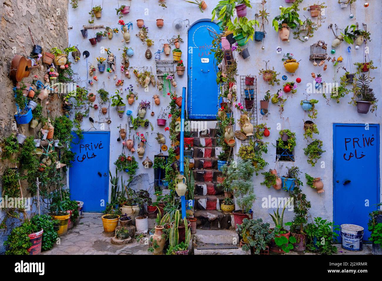 Tunisia, Hammamet, porta colorata nella medina Foto Stock