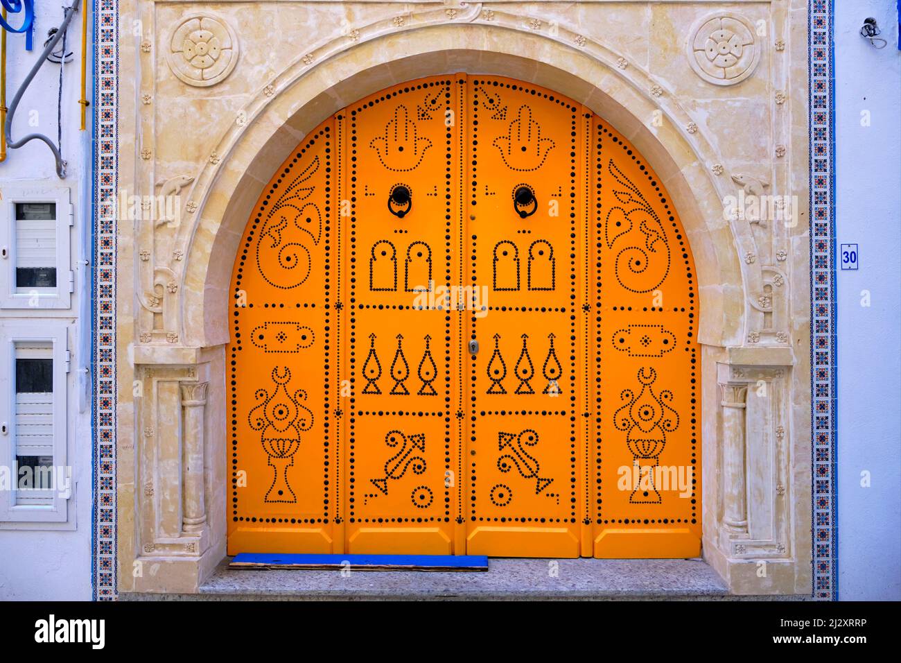Tunisia, Hammamet, porta colorata nella medina Foto Stock