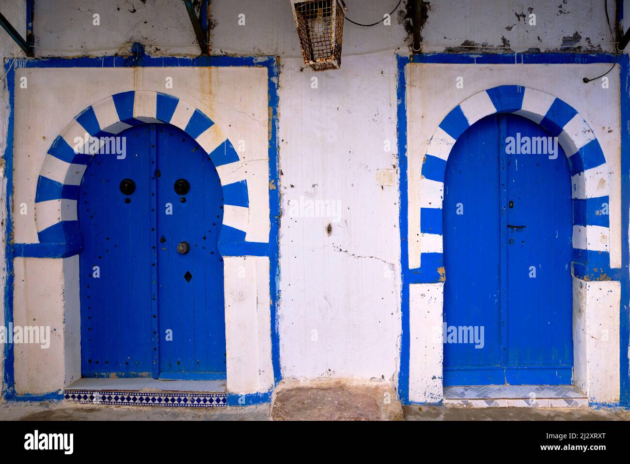 Tunisia, Hammamet, porta colorata nella medina Foto Stock