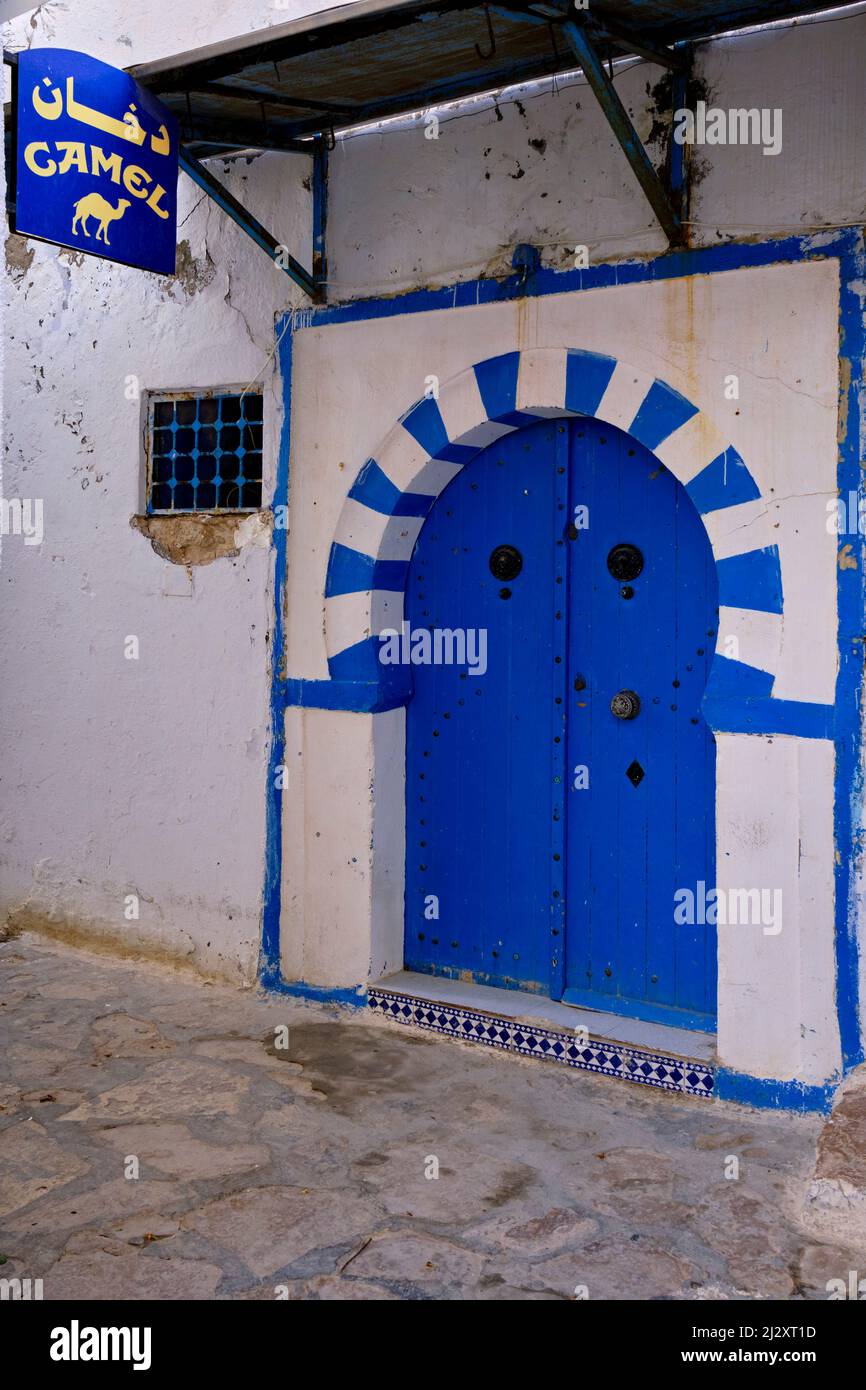 Tunisia, Hammamet, porta colorata nella medina Foto Stock