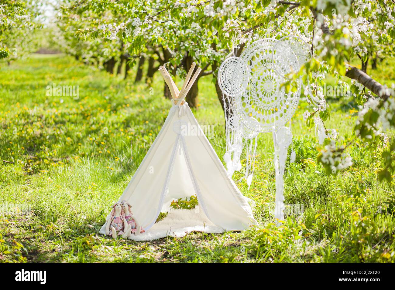 Zona foto per un bambino foto sparare in un giardino fiorente - wigwam, coccodato da sogno e giocattoli di coniglio Foto Stock