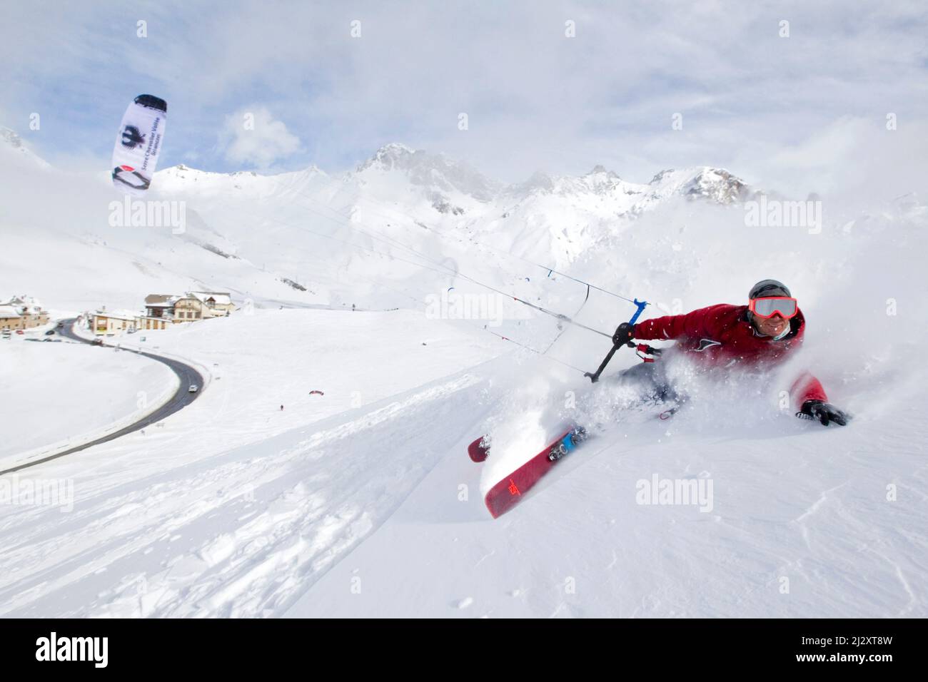 Francia, dipartimento Hautes-Alpes (Alpi francesi superiori), Passo Lautaret: Snowkiting, sport invernali all'aperto dove le persone usano il potere di aquilone per scivolare sulla neve Foto Stock