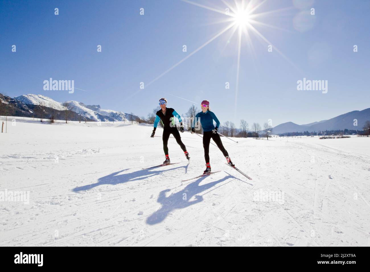 Francia, dipartimento di Isere, Lans-en-Vercors (Francia sud-orientale): Sciatori di fondo, uomo e donna, circondati dal paesaggio innevato del Vercor Foto Stock