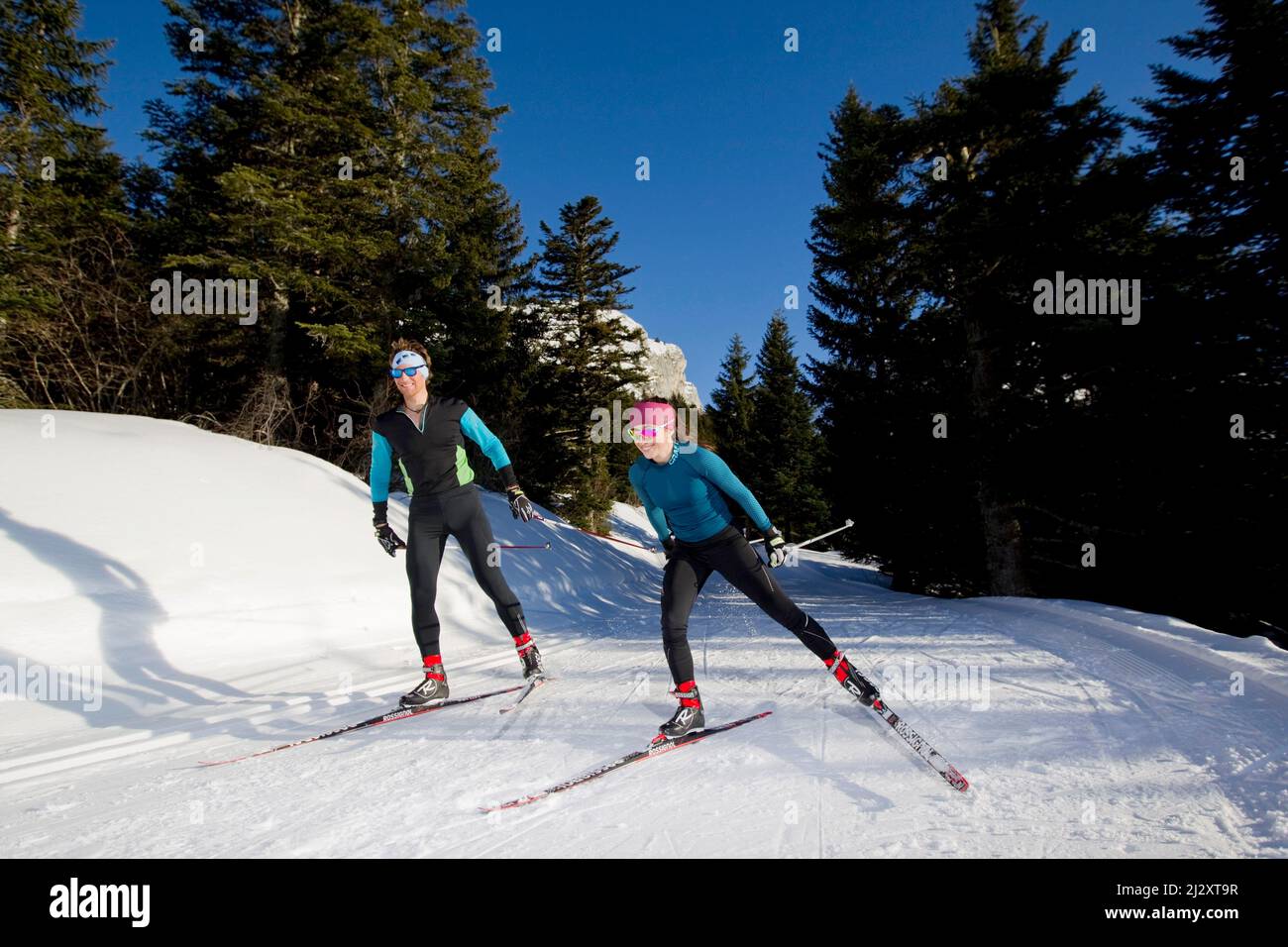 Francia, dipartimento di Isere, Lans-en-Vercors (Francia sud-orientale): Sciatori di fondo, uomo e donna, circondati dal paesaggio innevato del Vercor Foto Stock