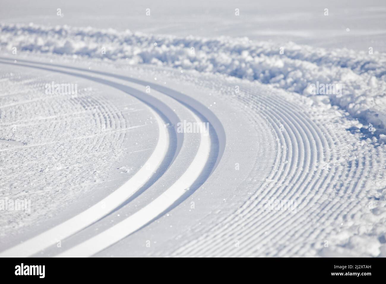 Piste da sci di fondo. Piste da sci di fondo realizzate con un gomitoso a Ceillac, nel Parco Naturale Regionale del Queyras (Francia sud-orientale Foto Stock