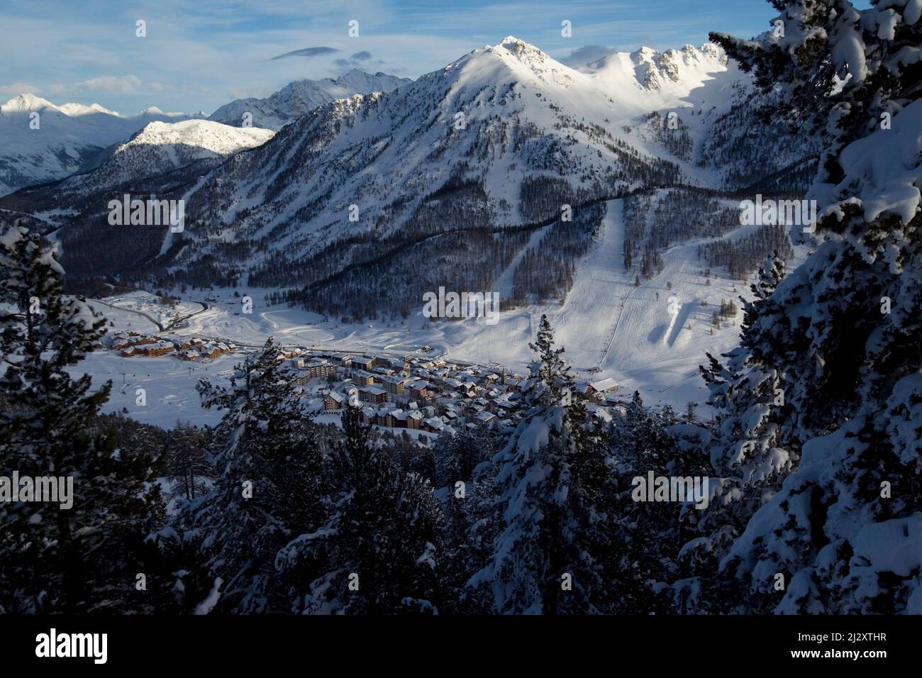 Montgenevre (Alp francese, Francia sud-orientale): Panoramica della stazione sciistica coperta di neve in inverno Foto Stock