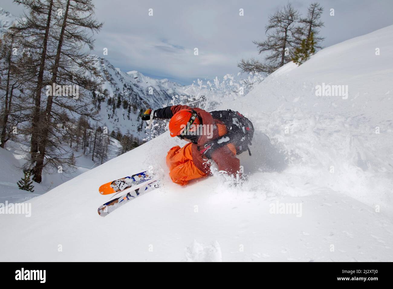 Stazione sciistica di Montgenevre (Alpe Francese, Francia sud-orientale): Uomo, sciatore freeride sci in neve polverosa, sci off-pista, sci di fondo Foto Stock