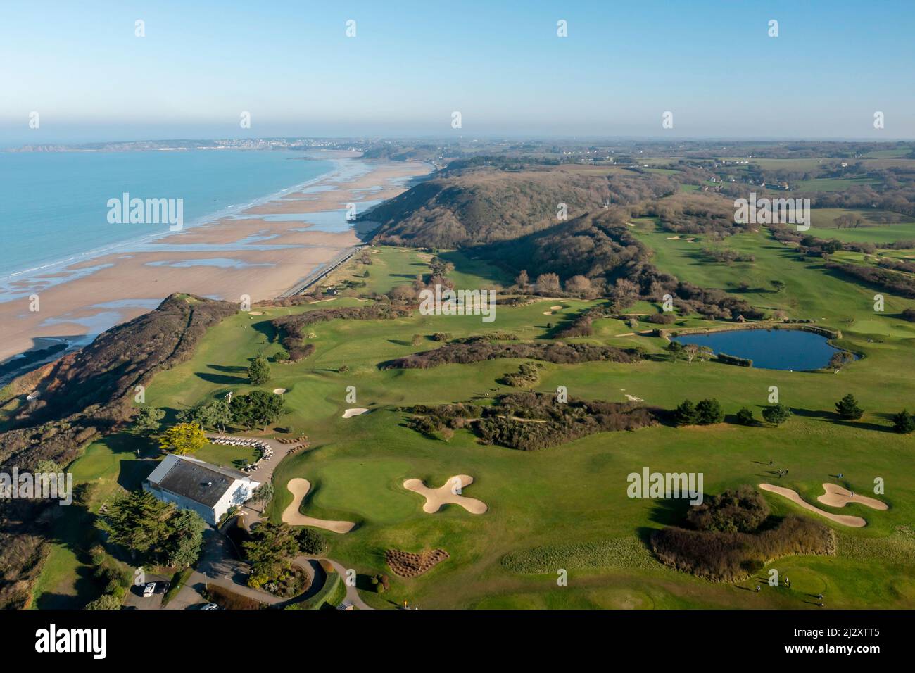 Pleneuf-Val-Andre (Bretagna, Francia nord-occidentale): Vista aerea del campo da golf Bluegreen in inverno con vista sulla spiaggia “plage des vallees” e t Foto Stock