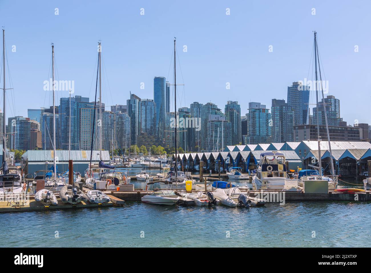 Vancouver, Coal Harbour con boathouses, skyline da Stanley Park Foto Stock