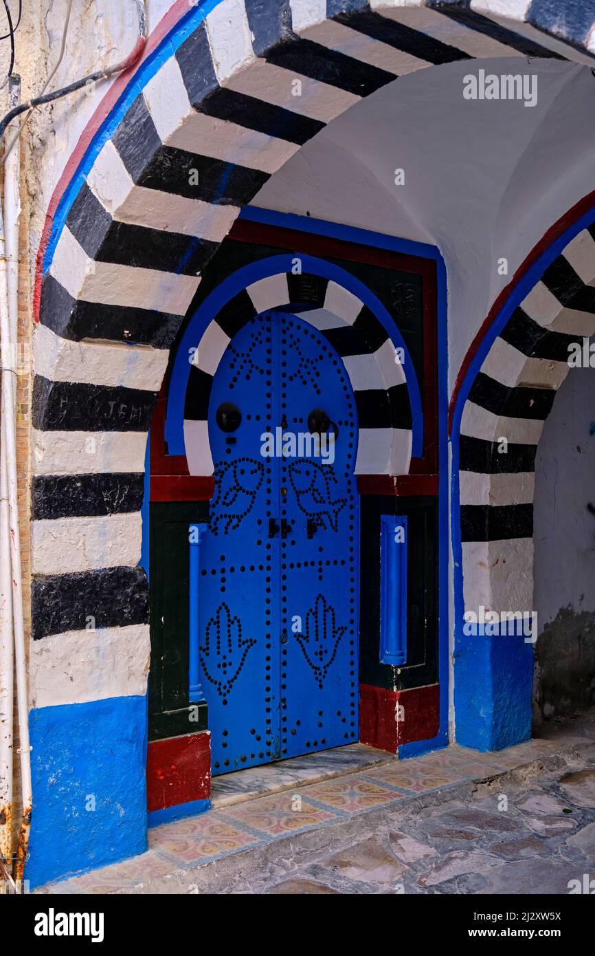 Tunisia, Hammamet, porta colorata nella medina Foto Stock