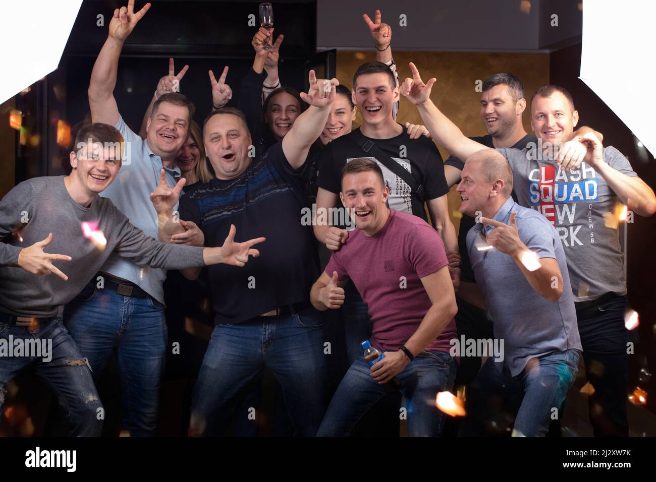 Un gruppo di persone felici gioisce e ridono. Foto Stock