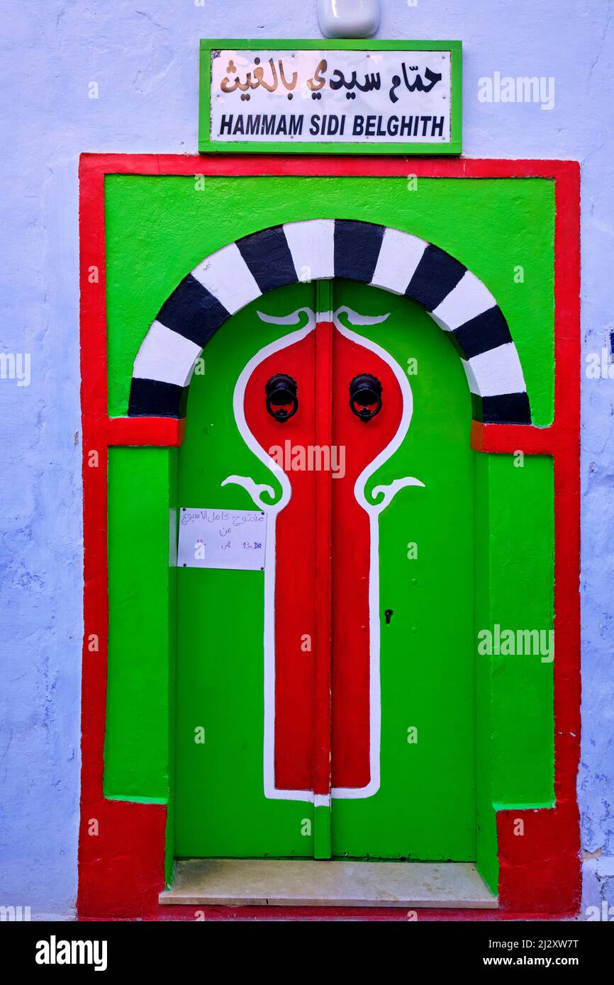 Tunisia, Hammamet, porta colorata nella medina Foto Stock