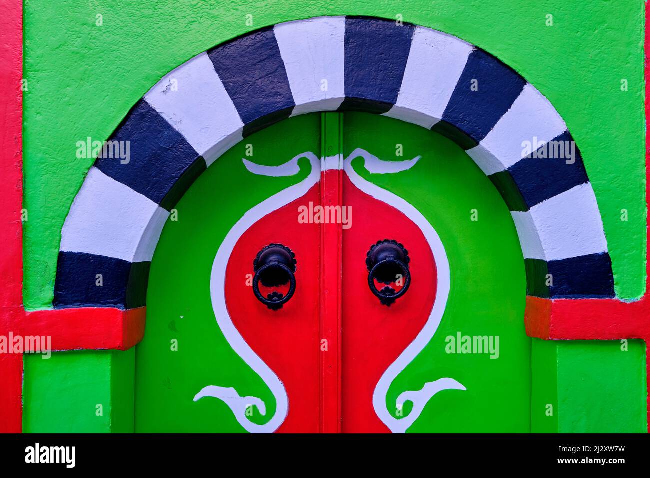 Tunisia, Hammamet, porta colorata nella medina Foto Stock