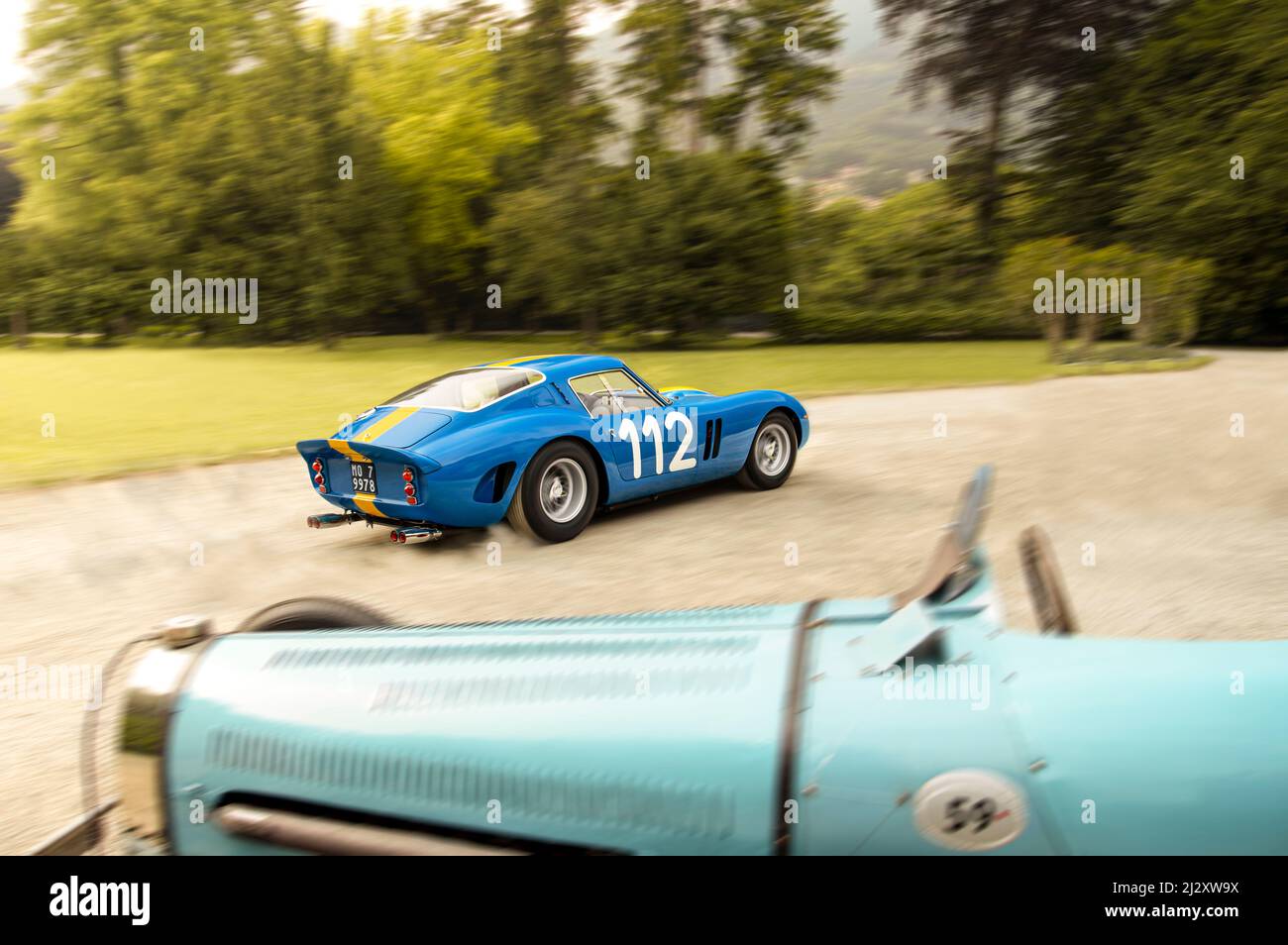 Ferrari 250 GTO dice 'mangia la mia polvere' al Bugatti tipo 59 in Villa D'Este Como Italia Foto Stock