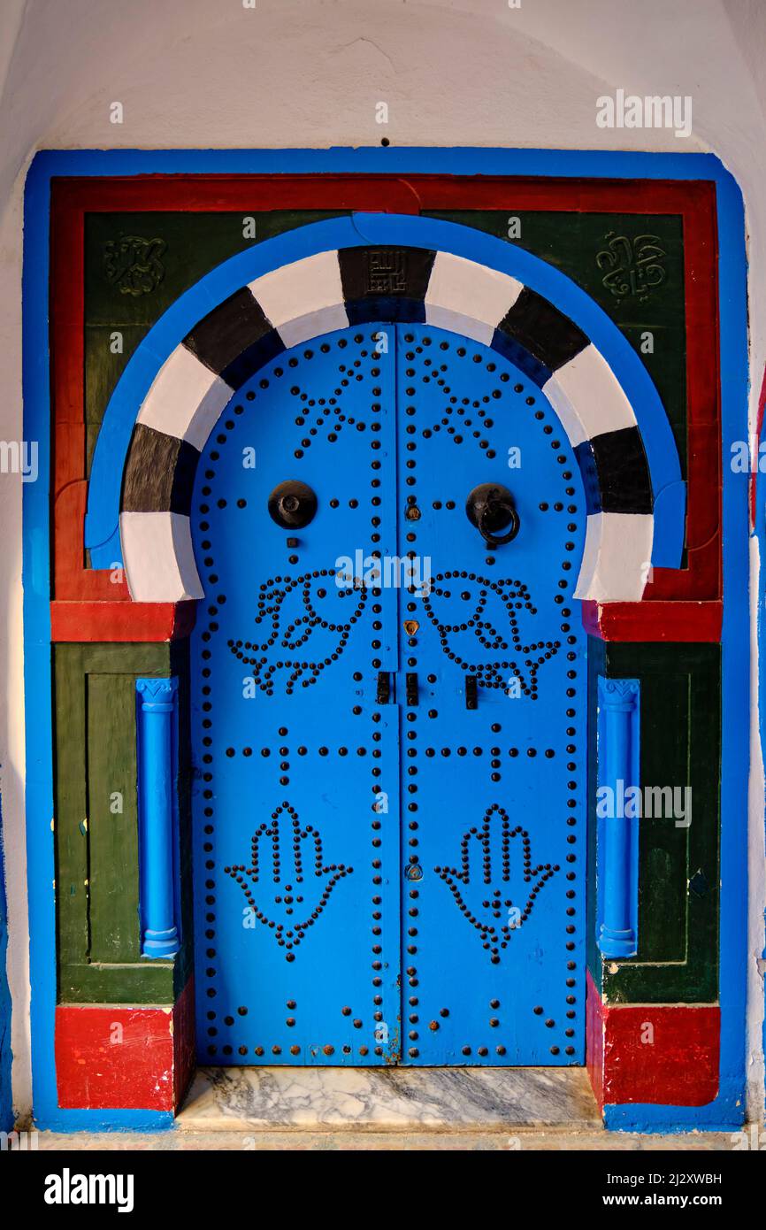 Tunisia, Hammamet, porta colorata nella medina Foto Stock