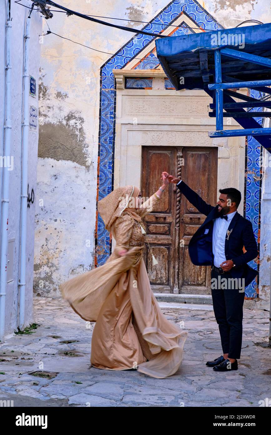 Tunisia, Hammamet, sposi novelli nella medina Foto Stock