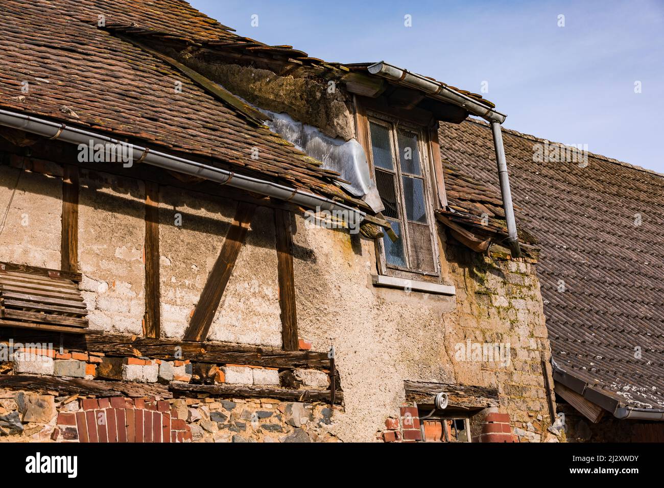 Dettaglio di una casa a graticcio che è vecchia e dilapidata Foto Stock