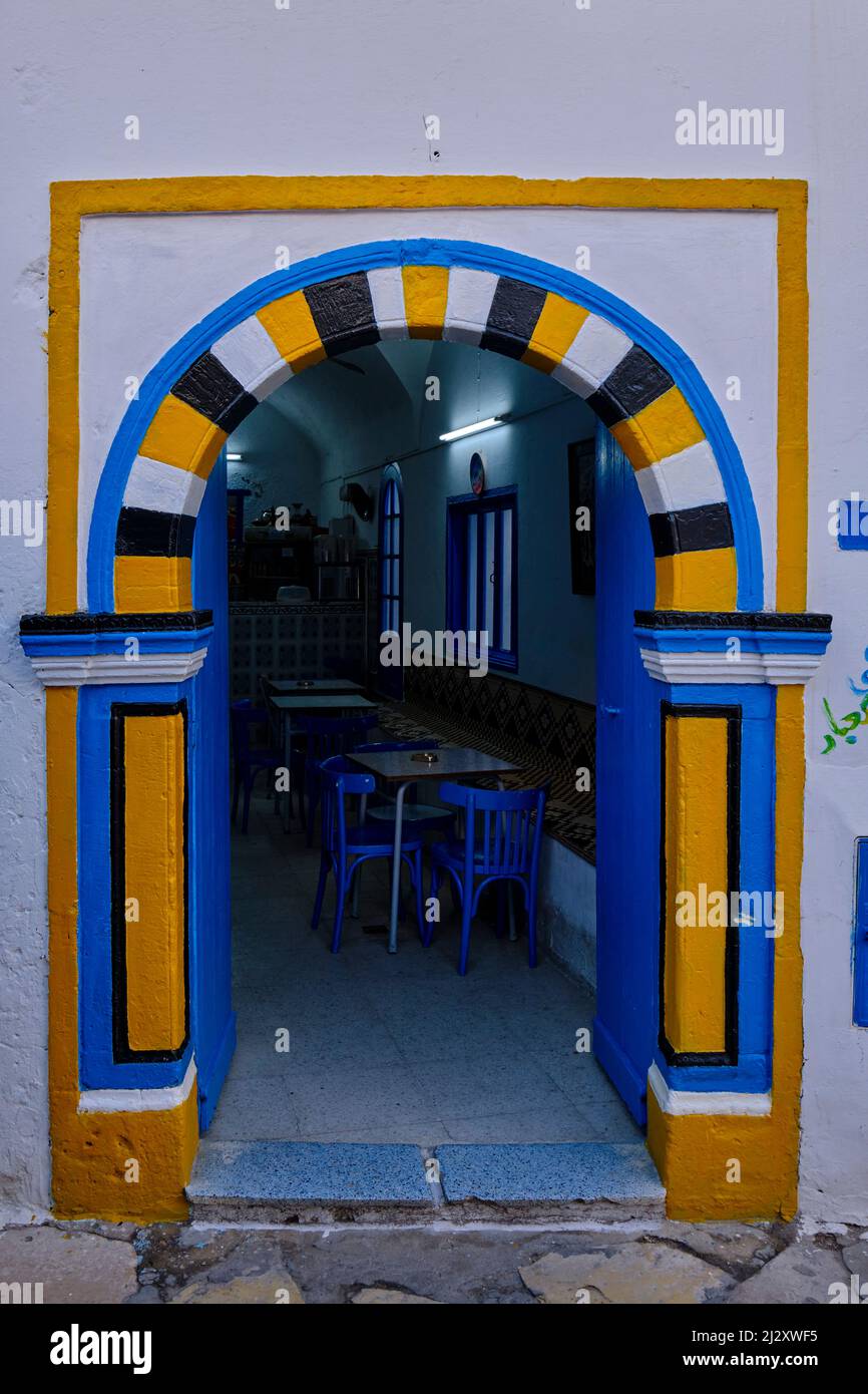 Tunisia, Hammamet, porta colorata nella medina Foto Stock