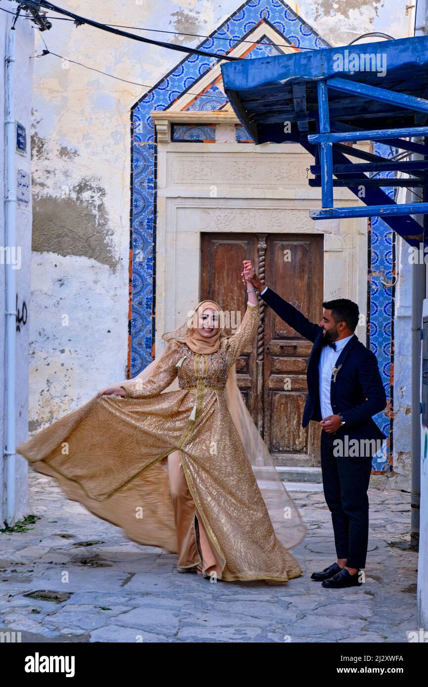 Tunisia, Hammamet, sposi novelli nella medina Foto Stock