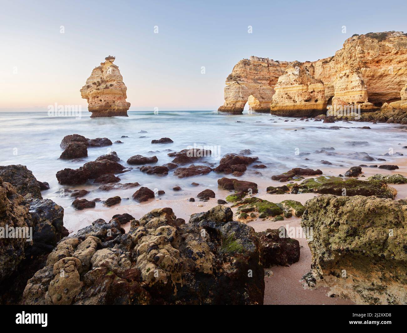 Costa a Praia da Mesquita, Algarve, Portogallo Foto Stock