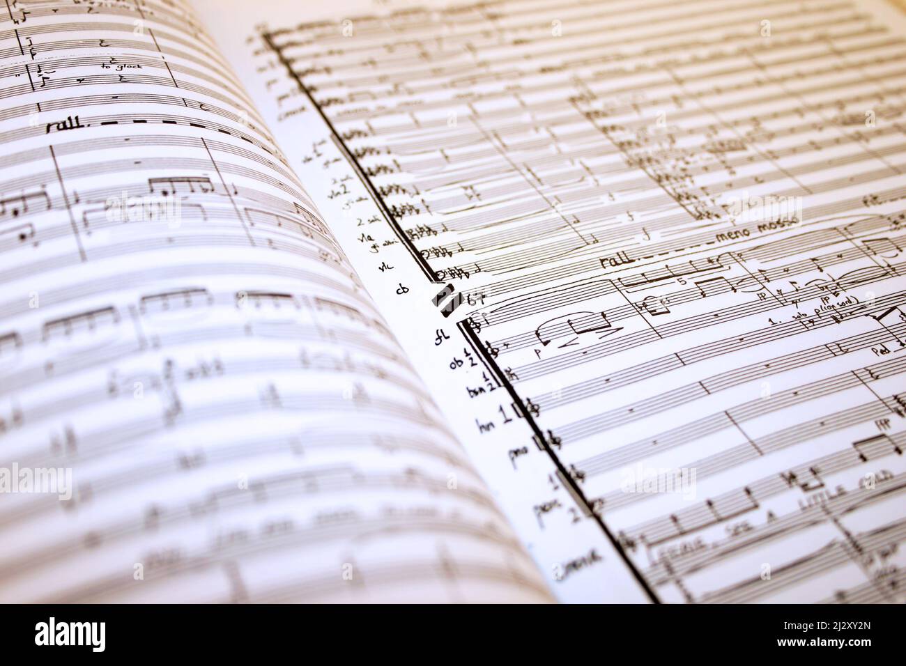 Musica manoscritto. Full frame, focus selettivo su una partitura del manoscritto orchestrale aperta. Foto Stock