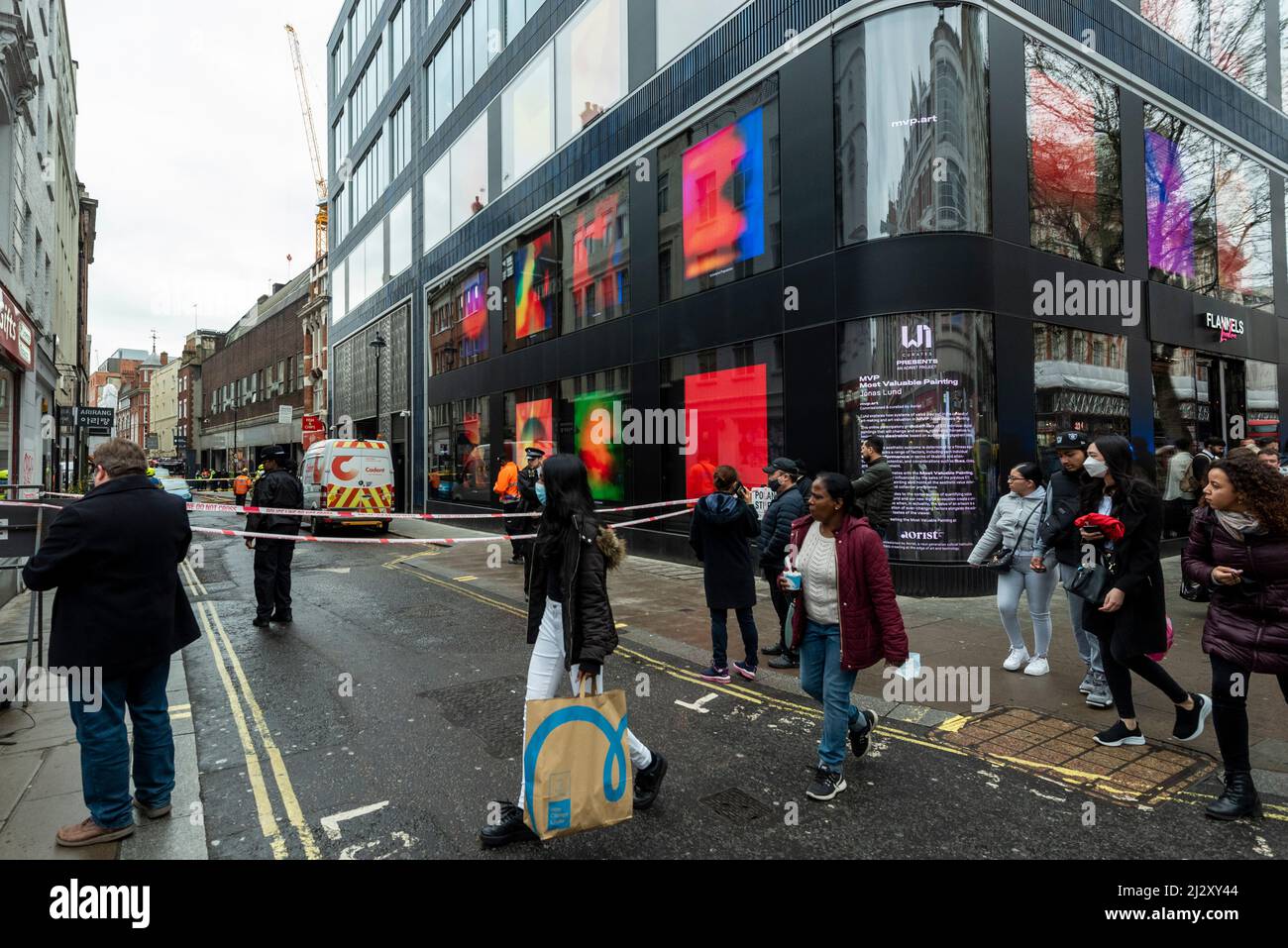 Londra, Regno Unito. 4 aprile 2022. Servizi di emergenza, personale antincendio e polizia in presenza di una sospetta fuga di gas in una proprietà di Poland Street, vicino a Oxford Street. Le strade vicine sono state perdonate e le persone evacuate dalle proprietà, compreso il personale di Marks e Spencer. Credit: Stephen Chung / Alamy Live News Foto Stock