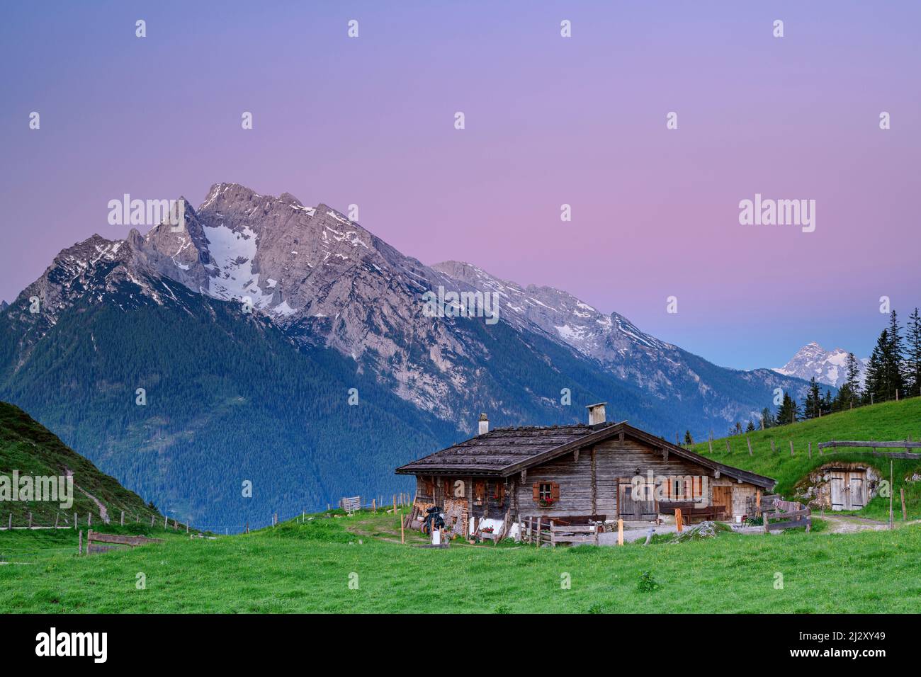 Alm all'alba con Hochkalter, Mordaualm, Parco Nazionale Berchtesgaden, Alpi Berchtesgaden, alta Baviera, Baviera, Germania Foto Stock