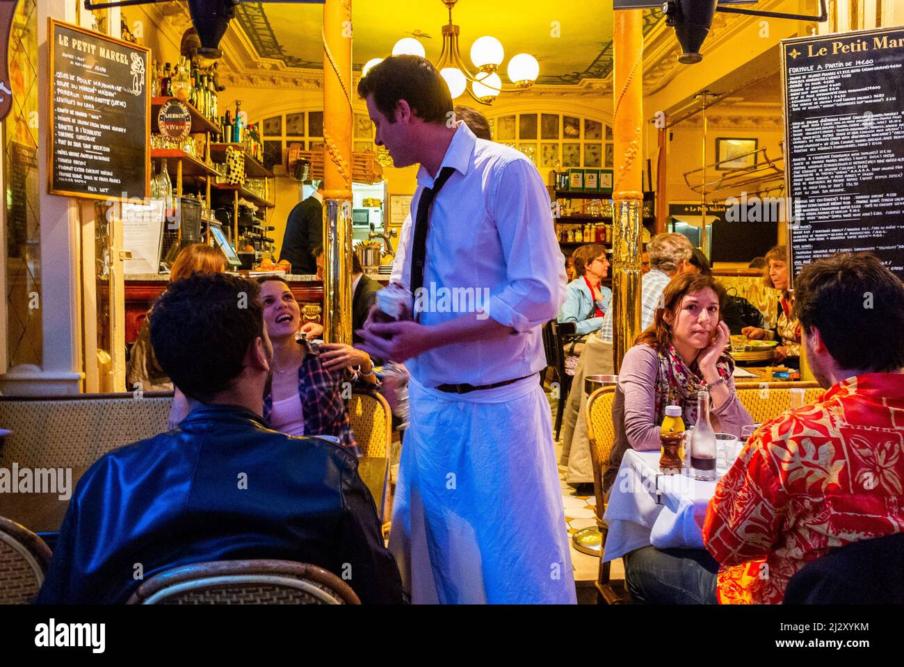 Parigi, Francia, Ristorante Bistro Francese, le Petit Marcel, Les Halles, Cameriere francese, al servizio dei clienti sulla terrazza di notte Foto Stock