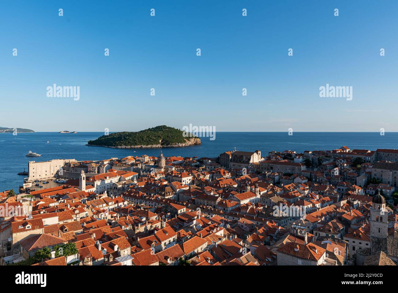 Vista panoramica dell'isola di Lokrum e della città vecchia di Dubrovnik, Dalmazia, Croazia. Foto Stock