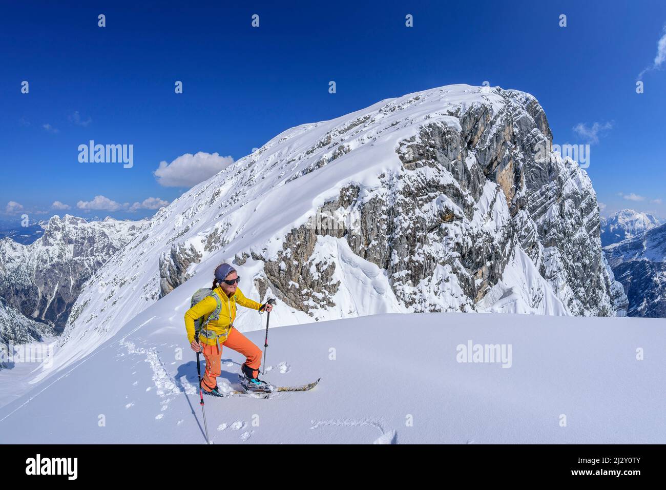 La donna in scialpinismo sale attraverso le Alpi Steintal, Steintal, Hochkalter, Berchtesgaden, Parco Nazionale Berchtesgaden, Baviera superiore, Baviera, Germania Foto Stock