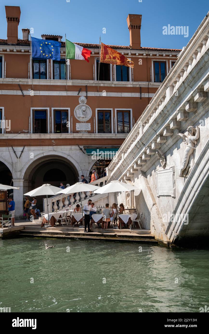 Vista di una trattoria sul Ponte di Rialto sul Canal Grande, Venezia, Veneto, Italia, Europa Foto Stock