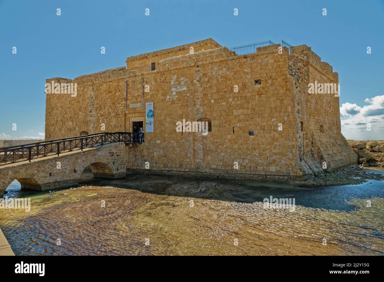 Castello di Paphos ai margini del porto di Paphos a Cipro. Foto Stock