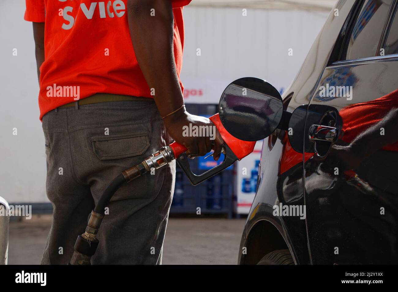 Nairobi, Kenya. 03rd Apr 2022. Un addetto alla stazione di servizio alimenta un'auto con V-Power. Il Kenya sta fissando una crisi del combustibile dovuta a ritardi nei pagamenti delle sovvenzioni da parte del governo. Ciò ha influenzato il flusso di cassa per alcuni marketers del petrolio, lasciandoli incapaci di comprare le nuove azioni. Questa settimana è stata segnalata una grave carenza di carburante in alcune parti del paese, tra cui il North Rift. L'autorità di regolamentazione per l'energia e il petrolio (EPRA) ha riconosciuto la carenza, ma l'ha imputata sugli attacchi di fornitura senza rivelare soluzioni. (Foto di John Ochieng/SOPA Images/Sipa USA) Credit: Sipa USA/Alamy Live News Foto Stock