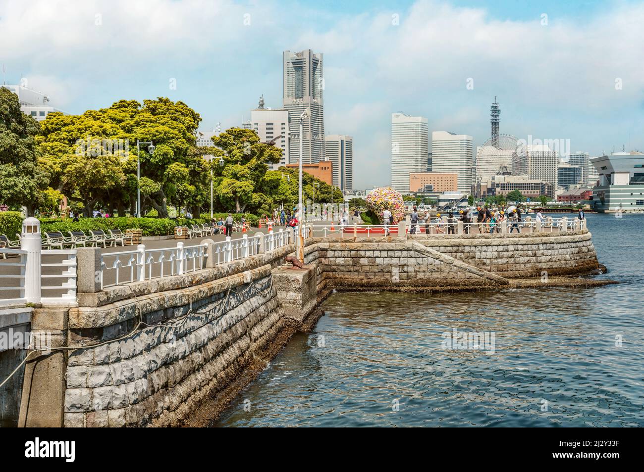 Passeggiata sul lago a Yamashita Park, Naka-ku, Yokohama, Giappone Foto Stock