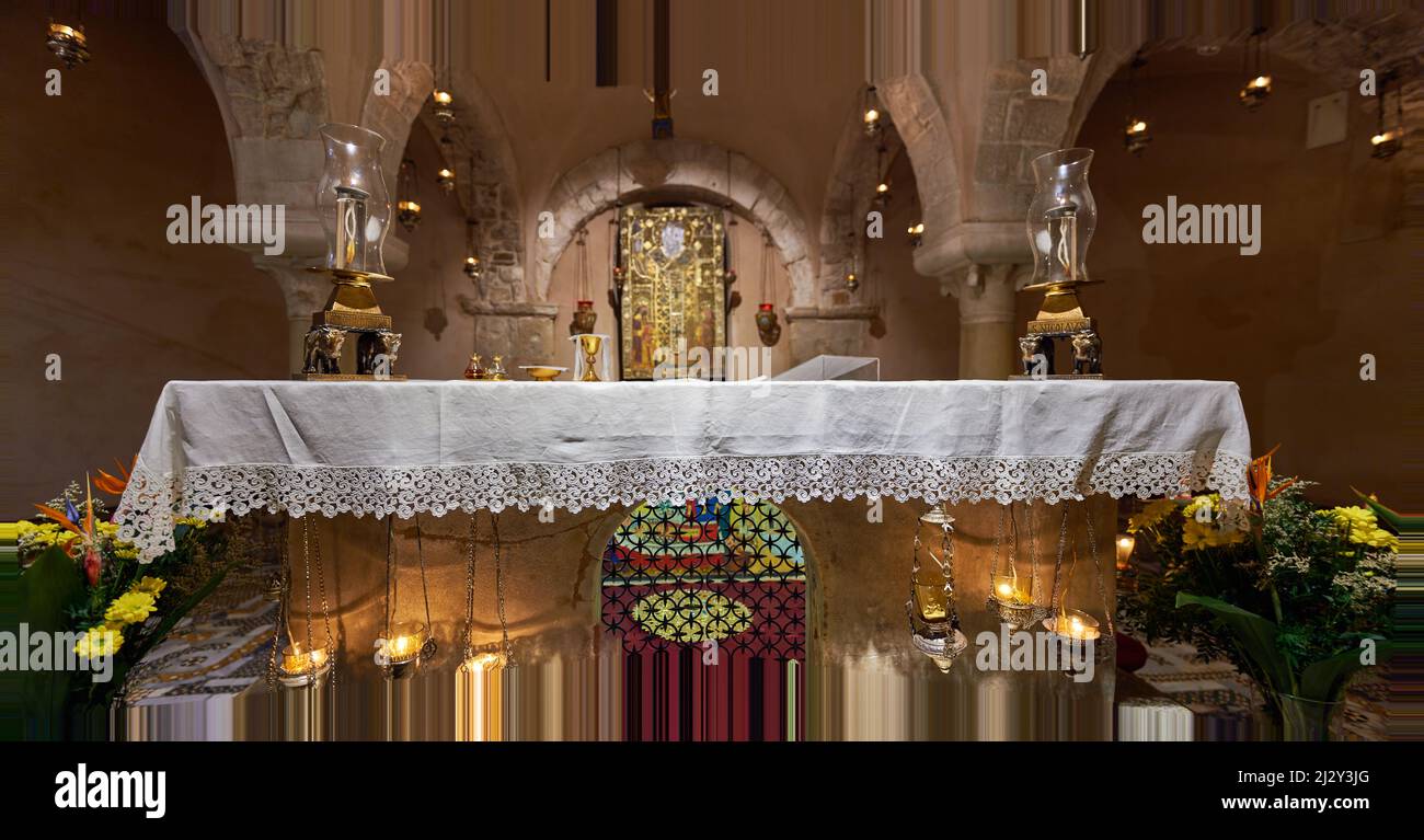 Ammira la cripta sotterranea ricca di antiche reliquie della cattedrale romanica di San Sabino, Bari, Italia, Europa, risalente al 13th Foto Stock
